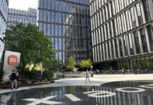 Всередині мега-заводу Xiaomi у Пекіні: високошвидкісний двигун виробництва смартфонів