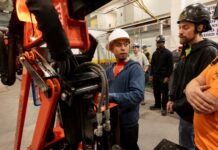 Молоді жителі Нью-Йорка шикуються в чергу для навчання на будівництві