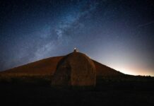 За межами невидимого: чи зможе самовзаємодіюча темна матерія розгадати таємниці космосу?