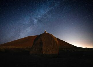 За межами невидимого: чи зможе самовзаємодіюча темна матерія розгадати таємниці космосу?