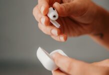 Повідомляється, що Apple планує AirPods з камерами на 2027 рік
