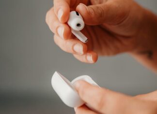 Повідомляється, що Apple планує AirPods з камерами на 2027 рік