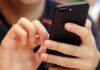 Perché ti fa male il pollice che scrivi: semplici soluzioni per l’affaticamento della mano dello smartphone