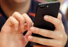 Perché ti fa male il pollice che scrivi: semplici soluzioni per l’affaticamento della mano dello smartphone